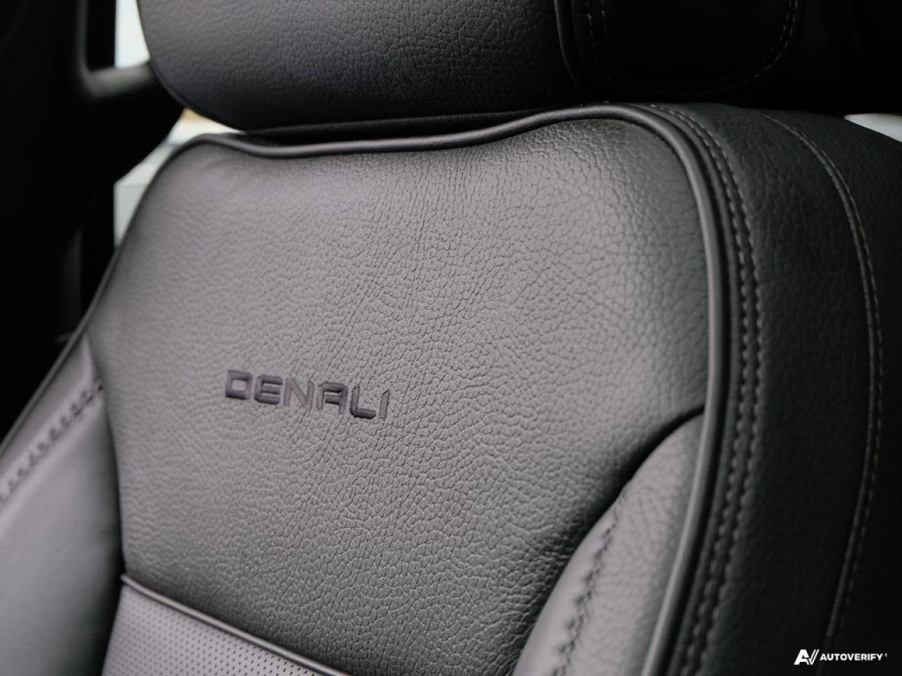 2021 GMC Yukon Denali Main Image